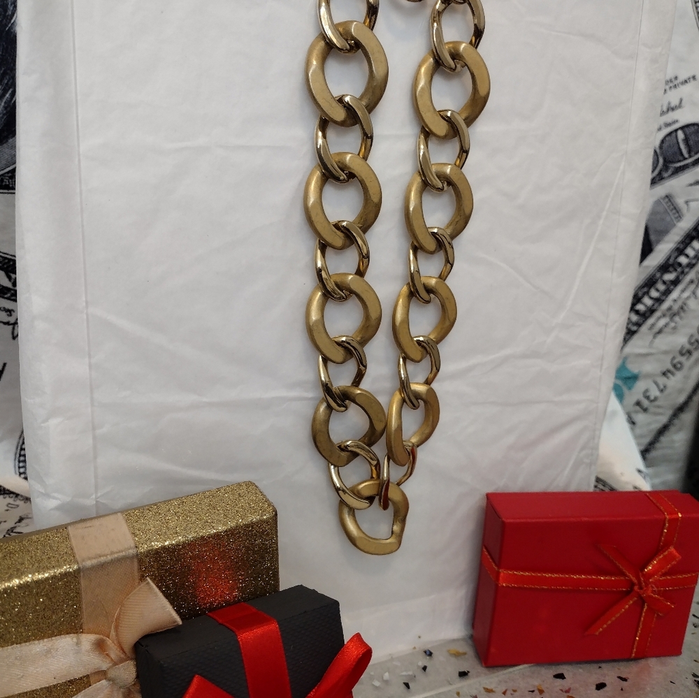 Elegant Gold Chain Necklace - Picture 3 of 4